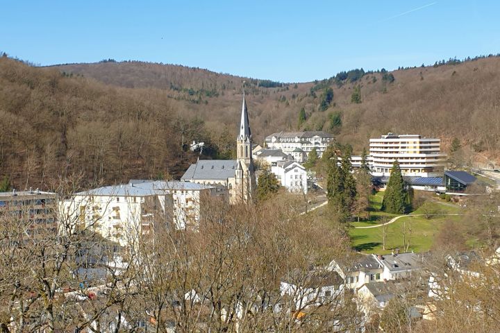 Warme Sonnenluft, sanfter Waldwind und eine Brotzeit im Wald: mit mehreren variantenreichen E-Bike Touren entdecken wir auf den Schlangenbader Waldradpfaden die luftige, waldreiche Gegend der Kurgemeinde.