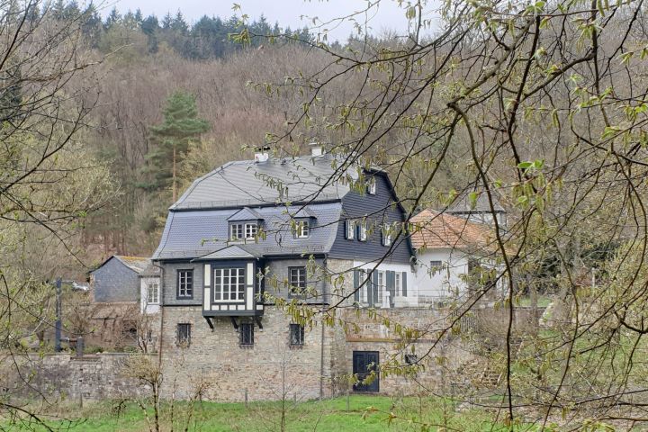 Warme Sonnenluft, sanfter Waldwind und eine Brotzeit im Wald: mit mehreren variantenreichen E-Bike Touren entdecken wir auf den Schlangenbader Waldradpfaden die luftige, waldreiche Gegend der Kurgemeinde.