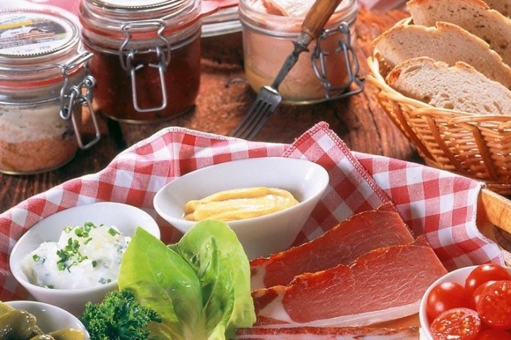 Spritztour mit weiten Ausblicken vom schönen Fachwerkort Eltville-Hattenheim in seine berühmten Weinbergslagen mit anschließender Vesper&Weinprobe.