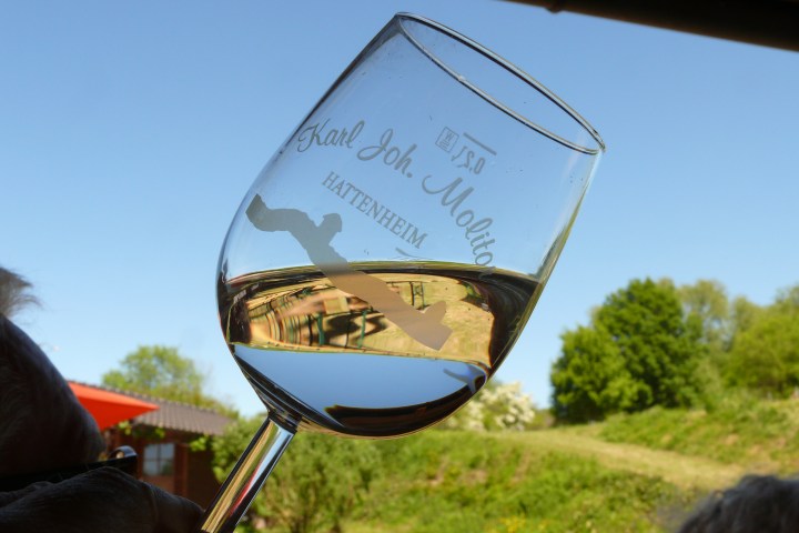 Weißwein in einem Glas