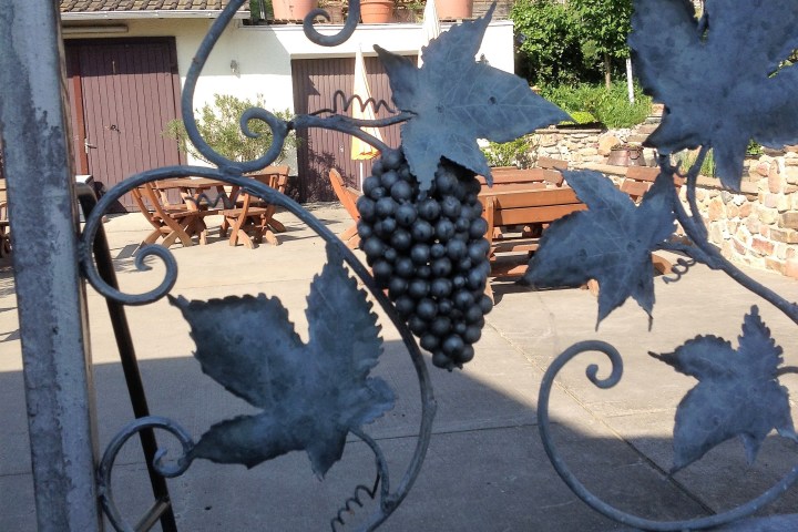 Eisernes Tor mit einer Traube