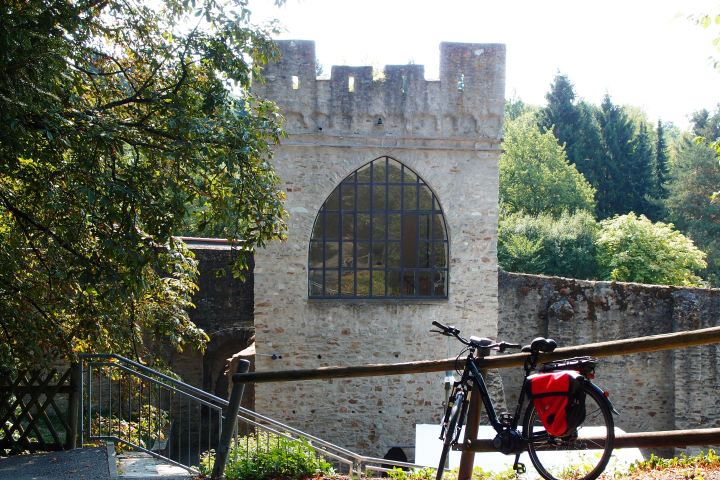 Ein Fahhrad an einem Gelänter