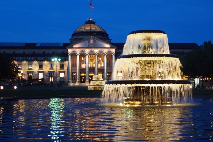 Beleuchtetes Gebäude