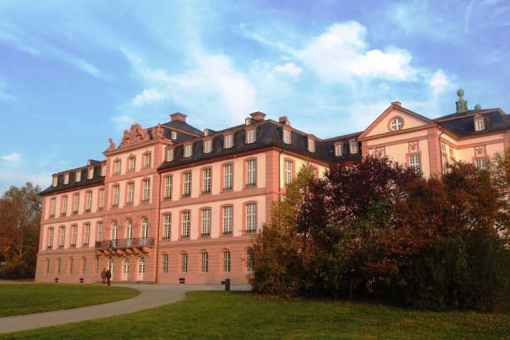 Die kleine Runde führt ins Umland, vorbei an Main, Rhein, dem alten Römerkastell und dem imposanten Rheinschloss zurück in die Innenstadt von Wiesbaden.