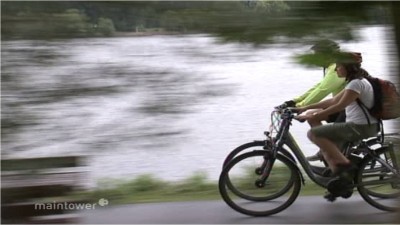 Zwei Personen auf Fahrrädern