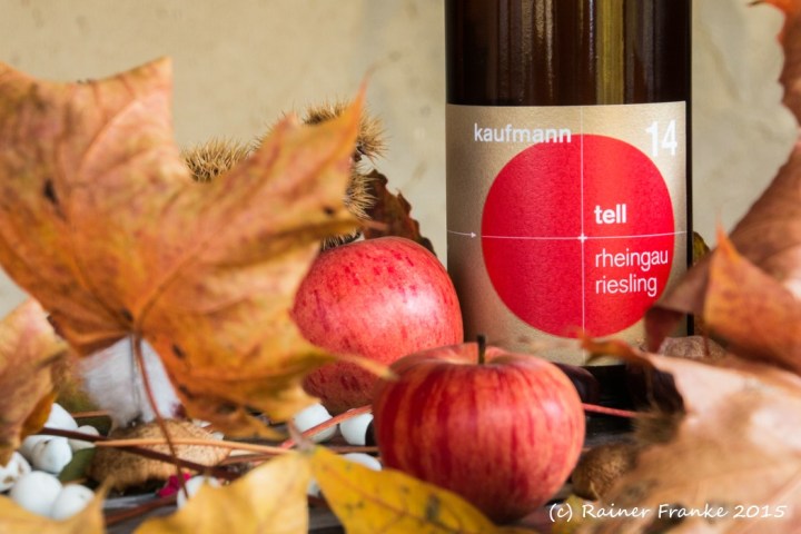 Eine Flasche Riesling und Äpfel