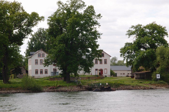 Marianne von Preußen: eine starke Frau, vom Hof verbannt. Expedition – eine Wanderung kombiniert mit einer Schifffahrt - in die Vergangenheit - zu einem vergessenen Museum, einem Schloss und einer Fahrt zur Insel im Rheingau.