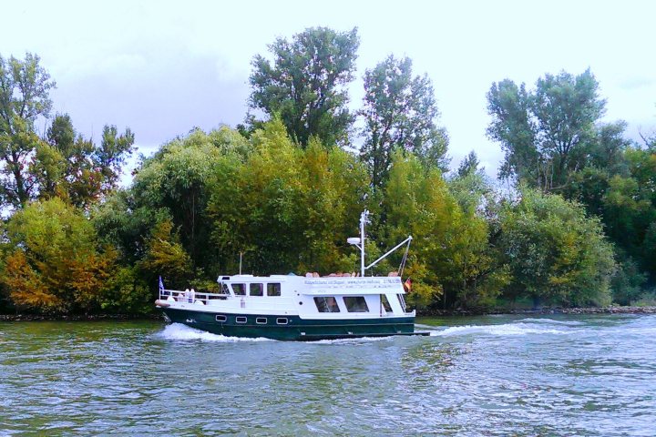 Marianne von Preußen: eine starke Frau, vom Hof verbannt. Expedition – eine Wanderung kombiniert mit einer Schifffahrt - in die Vergangenheit - zu einem vergessenen Museum, einem Schloss und einer Fahrt zur Insel im Rheingau.