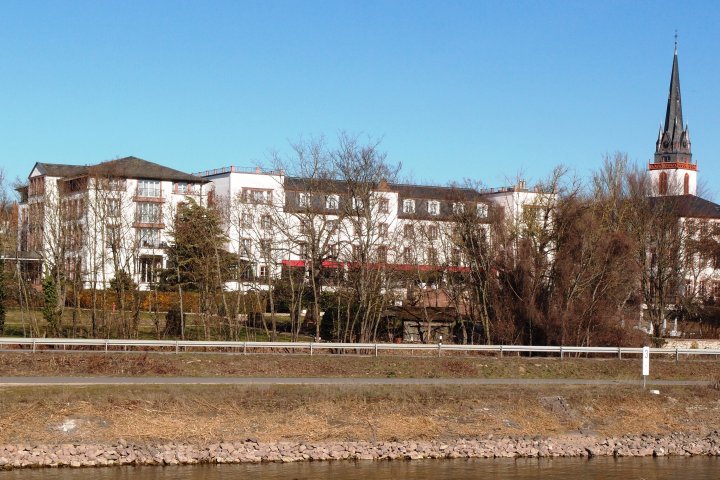 Marianne von Preußen: eine starke Frau, vom Hof verbannt. Expedition – eine Wanderung kombiniert mit einer Schifffahrt - in die Vergangenheit - zu einem vergessenen Museum, einem Schloss und einer Fahrt zur Insel im Rheingau.