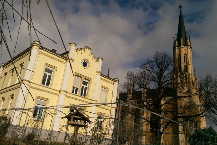 Marianne von Preußen: eine starke Frau, vom Hof verbannt. Expedition – eine Wanderung kombiniert mit einer Schifffahrt - in die Vergangenheit - zu einem vergessenen Museum, einem Schloss und einer Fahrt zur Insel im Rheingau.
