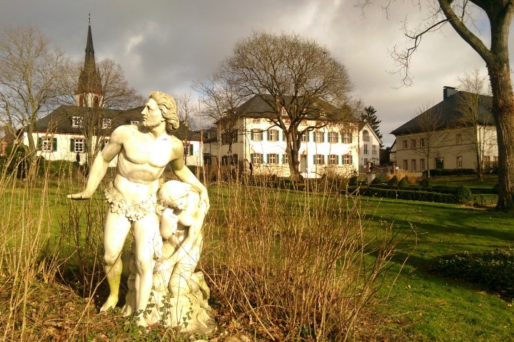 Marianne von Preußen: eine starke Frau, vom Hof verbannt. Expedition – eine Wanderung kombiniert mit einer Schifffahrt - in die Vergangenheit - zu einem vergessenen Museum, einem Schloss und einer Fahrt zur Insel im Rheingau.