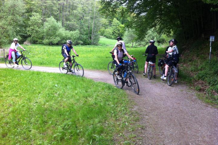 Warme Sonnenluft, sanfter Waldwind und eine Brotzeit im Wald: mit mehreren variantenreichen E-Bike Touren entdecken wir auf den Schlangenbader Waldradpfaden die luftige, waldreiche Gegend der Kurgemeinde.