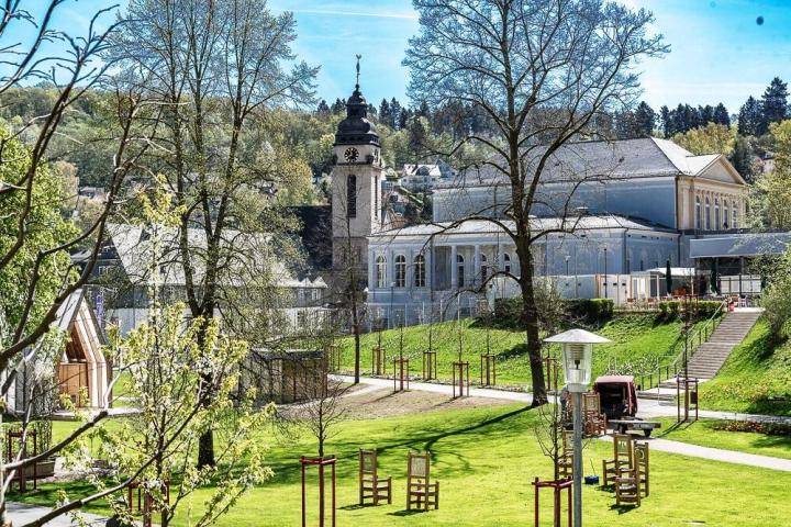 Eine Kirche und andere Gebäude