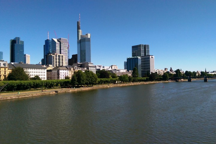 Aussicht auf Fluss und Gebäude in Frankfurt