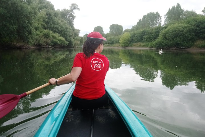 Eine Dame in einem Kanu