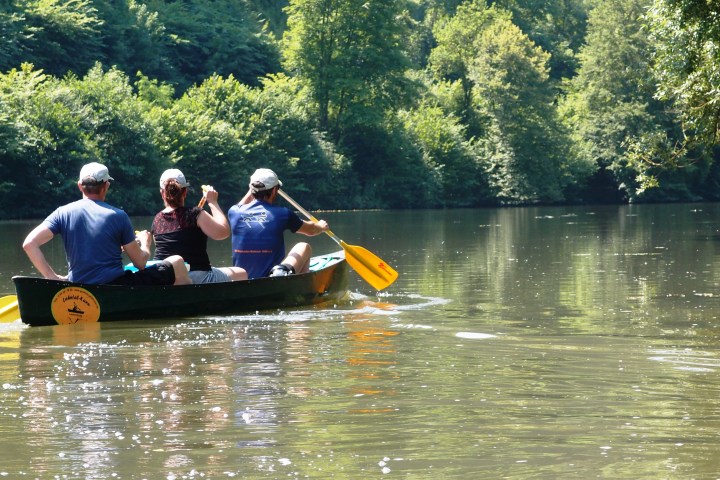 Drei Personen in einem Kanu