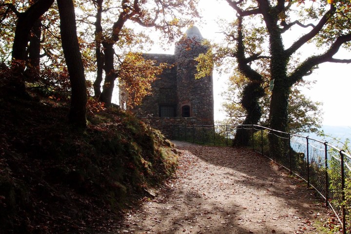 Aufführender Weg zu einer kleinen Burg
