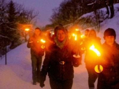 Auf geheimnisvollen Wegen mit dem Bollerwagen und Fackeln auf einem Panoramaweg zum Ausblick über Wiesbadener Weinberge und zum Rheinufer