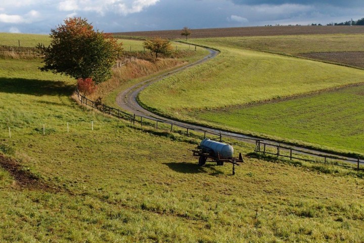 Die Route zwischen Bad Schwalbach und Nastätten führt durch eine an landschaftlichen Schönheiten reiche, unberührte Naturlandschaft mit historischen Dörfern und weitläufigen Waldtälern – mit dem Fahrrad lernen wir sie kennen.