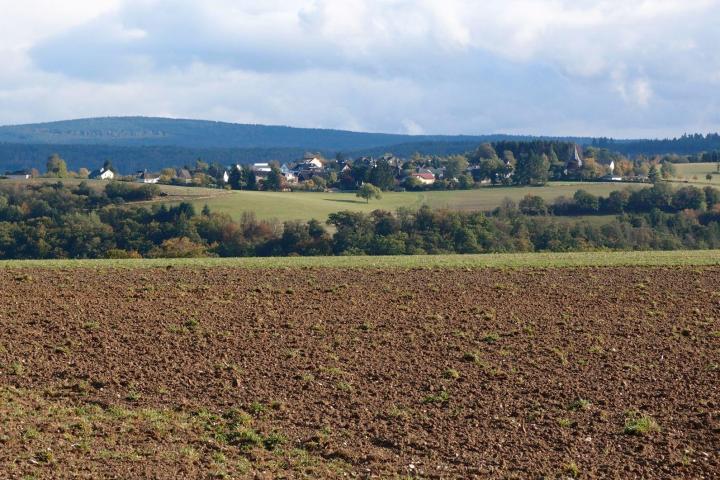 Die Route zwischen Bad Schwalbach und Nastätten führt durch eine an landschaftlichen Schönheiten reiche, unberührte Naturlandschaft mit historischen Dörfern und weitläufigen Waldtälern – mit dem Fahrrad lernen wir sie kennen.