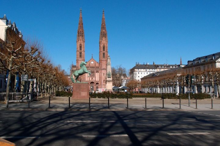 Es gibt Plätze, die schön sind, aber nicht lebendig, zum Beispiel den Luisenplatz, und Plätze, die beides zugleich sind: schön und lebendig, zum Beispiel den Schlossplatz. Was aber, wenn Plätze weder schön noch lebendig sind? Eine Erkundungstour in Wiesbaden.