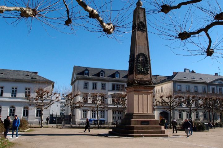 Es gibt Plätze, die schön sind, aber nicht lebendig, zum Beispiel den Luisenplatz, und Plätze, die beides zugleich sind: schön und lebendig, zum Beispiel den Schlossplatz. Was aber, wenn Plätze weder schön noch lebendig sind? Eine Erkundungstour in Wiesbaden.