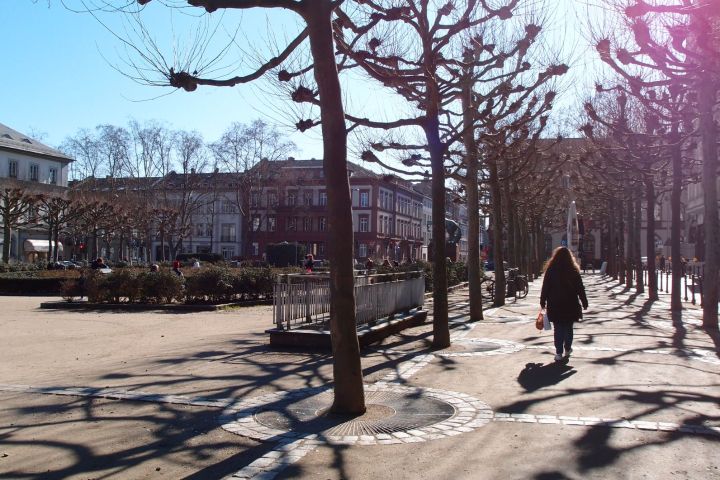 Es gibt Plätze, die schön sind, aber nicht lebendig, zum Beispiel den Luisenplatz, und Plätze, die beides zugleich sind: schön und lebendig, zum Beispiel den Schlossplatz. Was aber, wenn Plätze weder schön noch lebendig sind? Eine Erkundungstour in Wiesbaden.