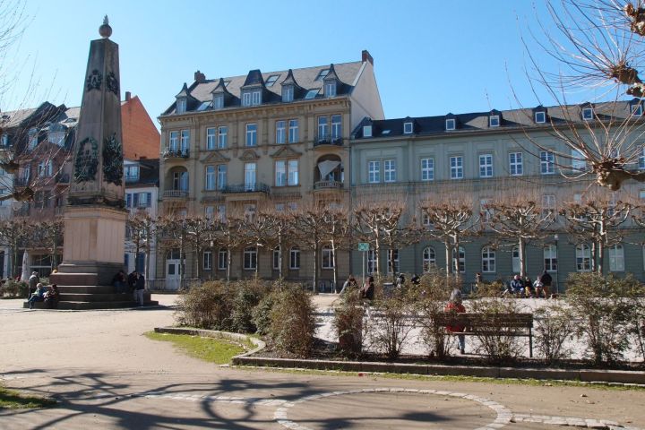 Es gibt Plätze, die schön sind, aber nicht lebendig, zum Beispiel den Luisenplatz, und Plätze, die beides zugleich sind: schön und lebendig, zum Beispiel den Schlossplatz. Was aber, wenn Plätze weder schön noch lebendig sind? Eine Erkundungstour in Wiesbaden.