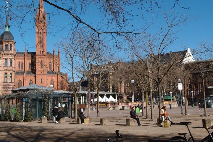 Es gibt Plätze, die schön sind, aber nicht lebendig, zum Beispiel den Luisenplatz, und Plätze, die beides zugleich sind: schön und lebendig, zum Beispiel den Schlossplatz. Was aber, wenn Plätze weder schön noch lebendig sind? Eine Erkundungstour in Wiesbaden.