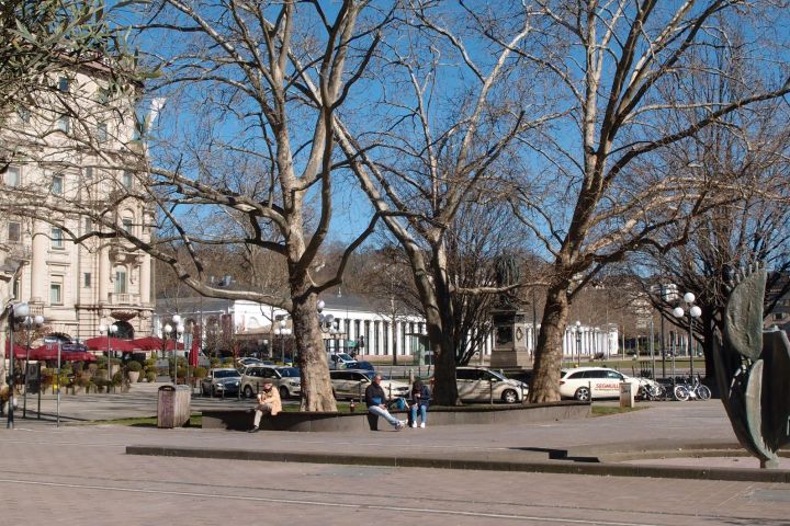 Es gibt Plätze, die schön sind, aber nicht lebendig, zum Beispiel den Luisenplatz, und Plätze, die beides zugleich sind: schön und lebendig, zum Beispiel den Schlossplatz. Was aber, wenn Plätze weder schön noch lebendig sind? Eine Erkundungstour in Wiesbaden.