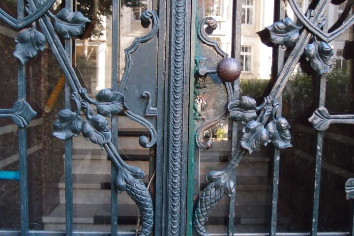 Tore, Türen und Portale – sie prägen das Bild eines Bauwerks, sind gleichsam seine Visitenkarte. Eine Erkundungstour, die der Architektur des Ankommens und Eintretens nachspürt – am Beispiel des unteren Dichterviertels von Wiesbaden.