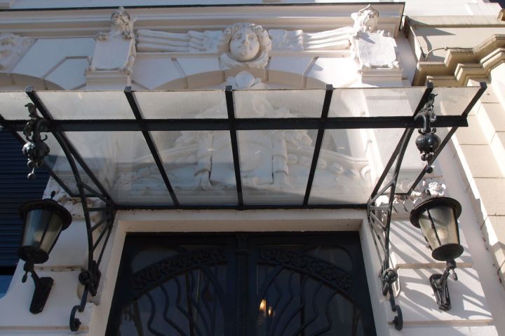 Tore, Türen und Portale – sie prägen das Bild eines Bauwerks, sind gleichsam seine Visitenkarte. Eine Erkundungstour, die der Architektur des Ankommens und Eintretens nachspürt – am Beispiel des unteren Dichterviertels von Wiesbaden.