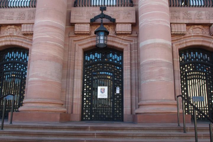 Tore, Türen und Portale – sie prägen das Bild eines Bauwerks, sind gleichsam seine Visitenkarte. Eine Erkundungstour, die der Architektur des Ankommens und Eintretens nachspürt – am Beispiel des unteren Dichterviertels von Wiesbaden.