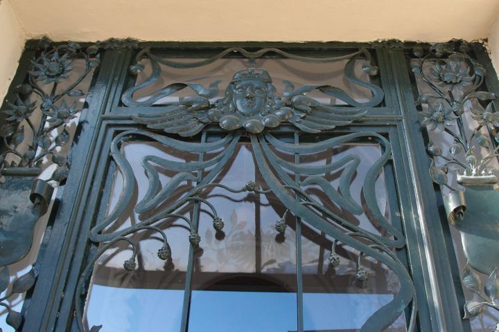 Tore, Türen und Portale – sie prägen das Bild eines Bauwerks, sind gleichsam seine Visitenkarte. Eine Erkundungstour, die der Architektur des Ankommens und Eintretens nachspürt – am Beispiel des unteren Dichterviertels von Wiesbaden.