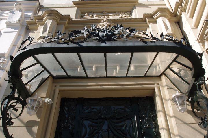 Tore, Türen und Portale – sie prägen das Bild eines Bauwerks, sind gleichsam seine Visitenkarte. Eine Erkundungstour, die der Architektur des Ankommens und Eintretens nachspürt – am Beispiel des unteren Dichterviertels von Wiesbaden.