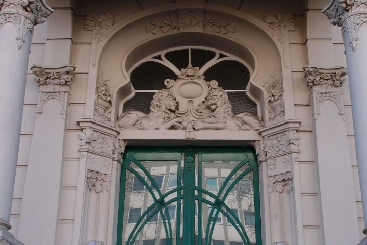 Tore, Türen und Portale – sie prägen das Bild eines Bauwerks, sind gleichsam seine Visitenkarte. Eine Erkundungstour, die der Architektur des Ankommens und Eintretens nachspürt – am Beispiel des unteren Dichterviertels von Wiesbaden.