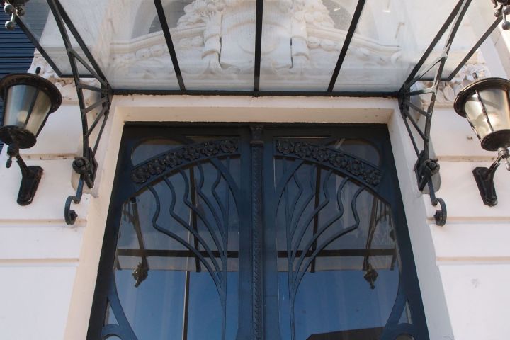 Tore, Türen und Portale – sie prägen das Bild eines Bauwerks, sind gleichsam seine Visitenkarte. Eine Erkundungstour, die der Architektur des Ankommens und Eintretens nachspürt – am Beispiel des unteren Dichterviertels von Wiesbaden.