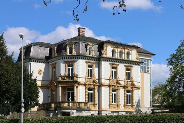 Ufer zwischen Eltville und Walluf. Flussauf, flussab! Die Rheingauer Riviera und ihre Geschichte