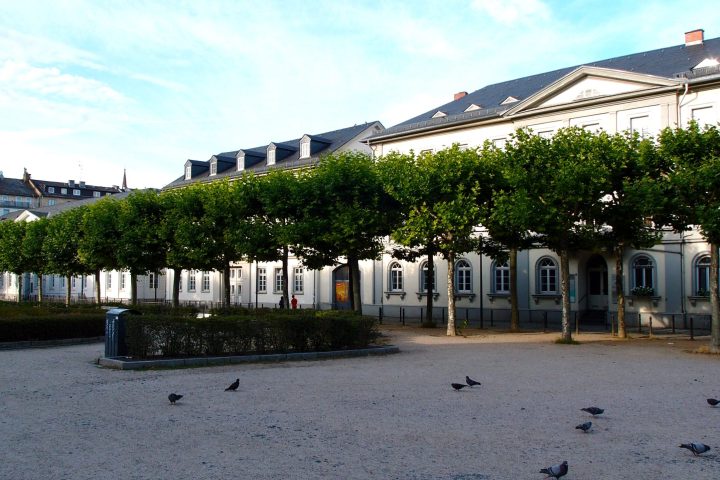 s gibt Plätze, die schön sind, aber nicht lebendig, zum Beispiel den Luisenplatz, und Plätze, die beides zugleich sind: schön und lebendig, zum Beispiel den Schlossplatz. Was aber, wenn Plätze weder schön noch lebendig sind? Eine Erkundungstour in Wiesbaden.
