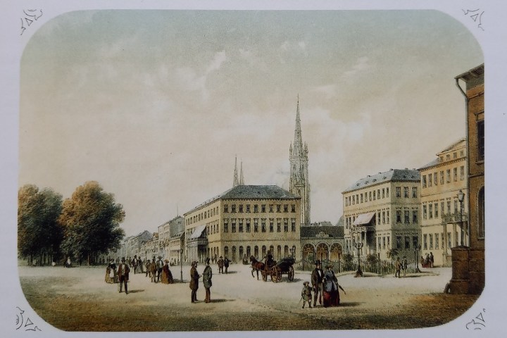 Es gibt Plätze, die schön sind, aber nicht lebendig, zum Beispiel den Luisenplatz, und Plätze, die beides zugleich sind: schön und lebendig, zum Beispiel den Schlossplatz. Was aber, wenn Plätze weder schön noch lebendig sind? Eine Erkundungstour in Wiesbaden.